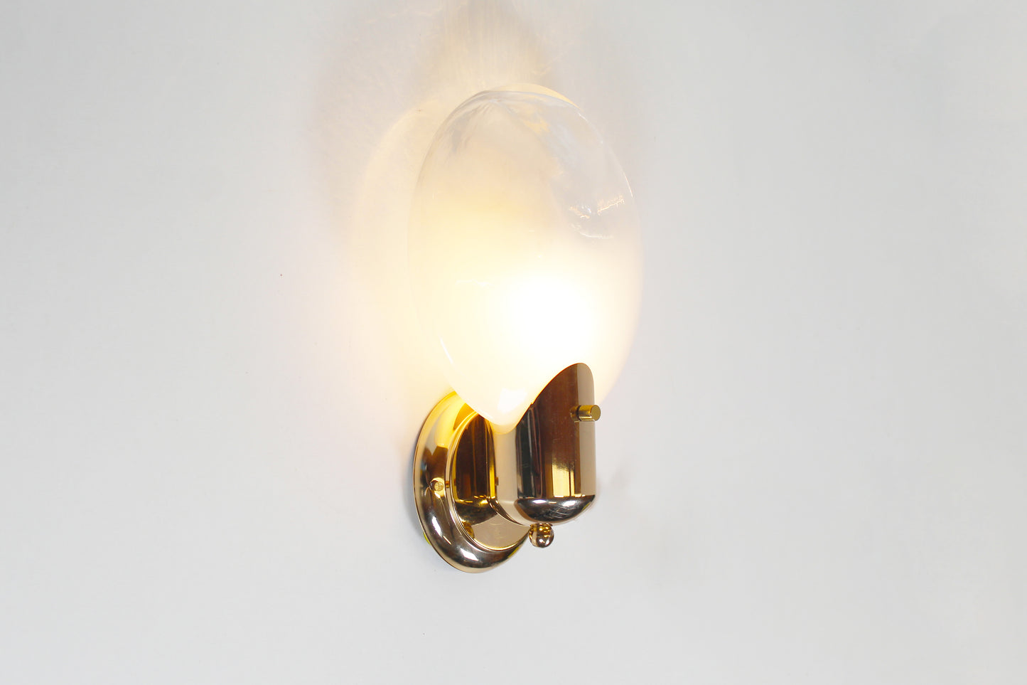 Jaren 70 wandlamp in messing en muranoglas door Kaiser Leuchten
