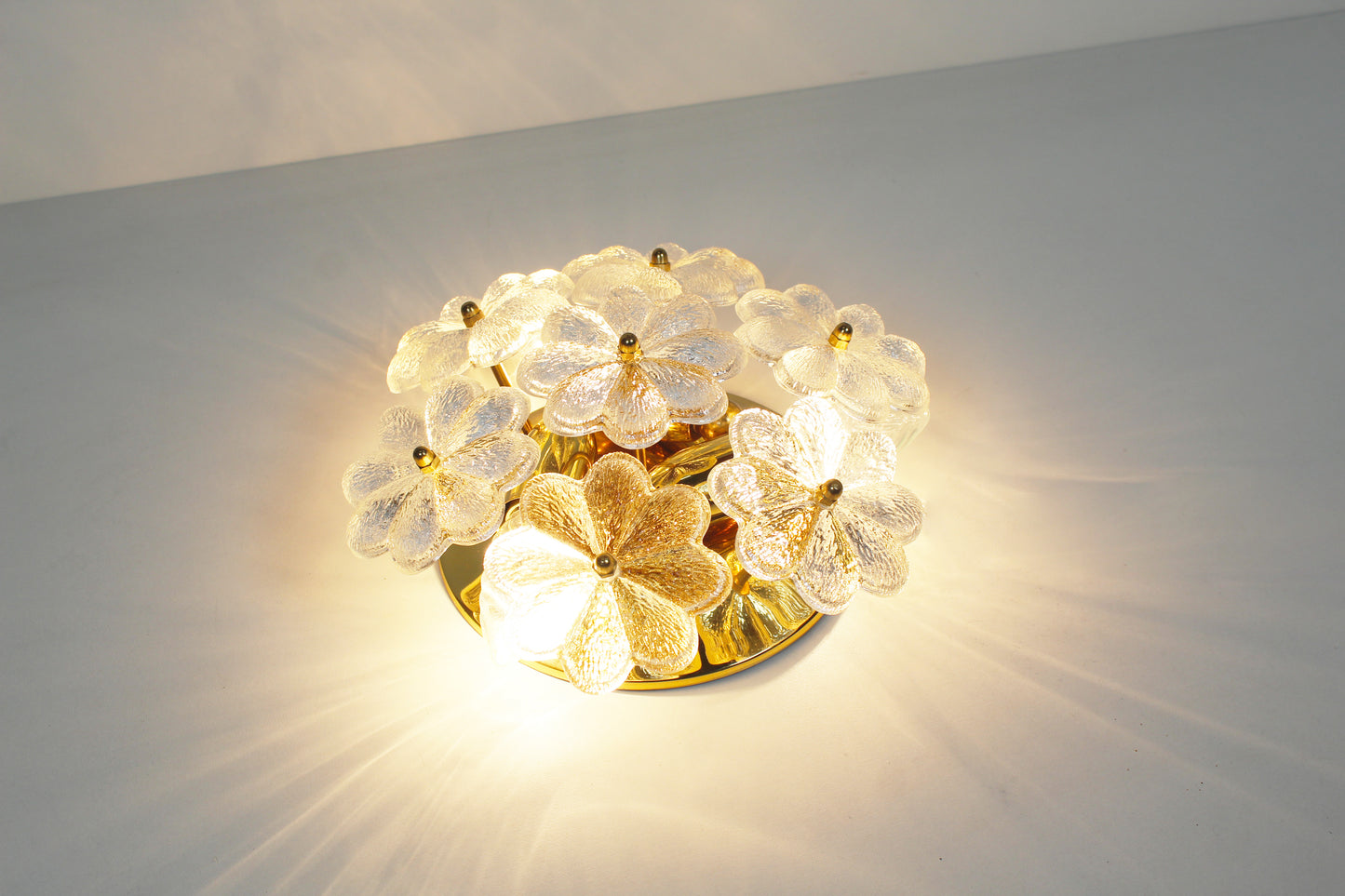 Petite messing en glazen wand- of plafondlamp door Ernst Palme