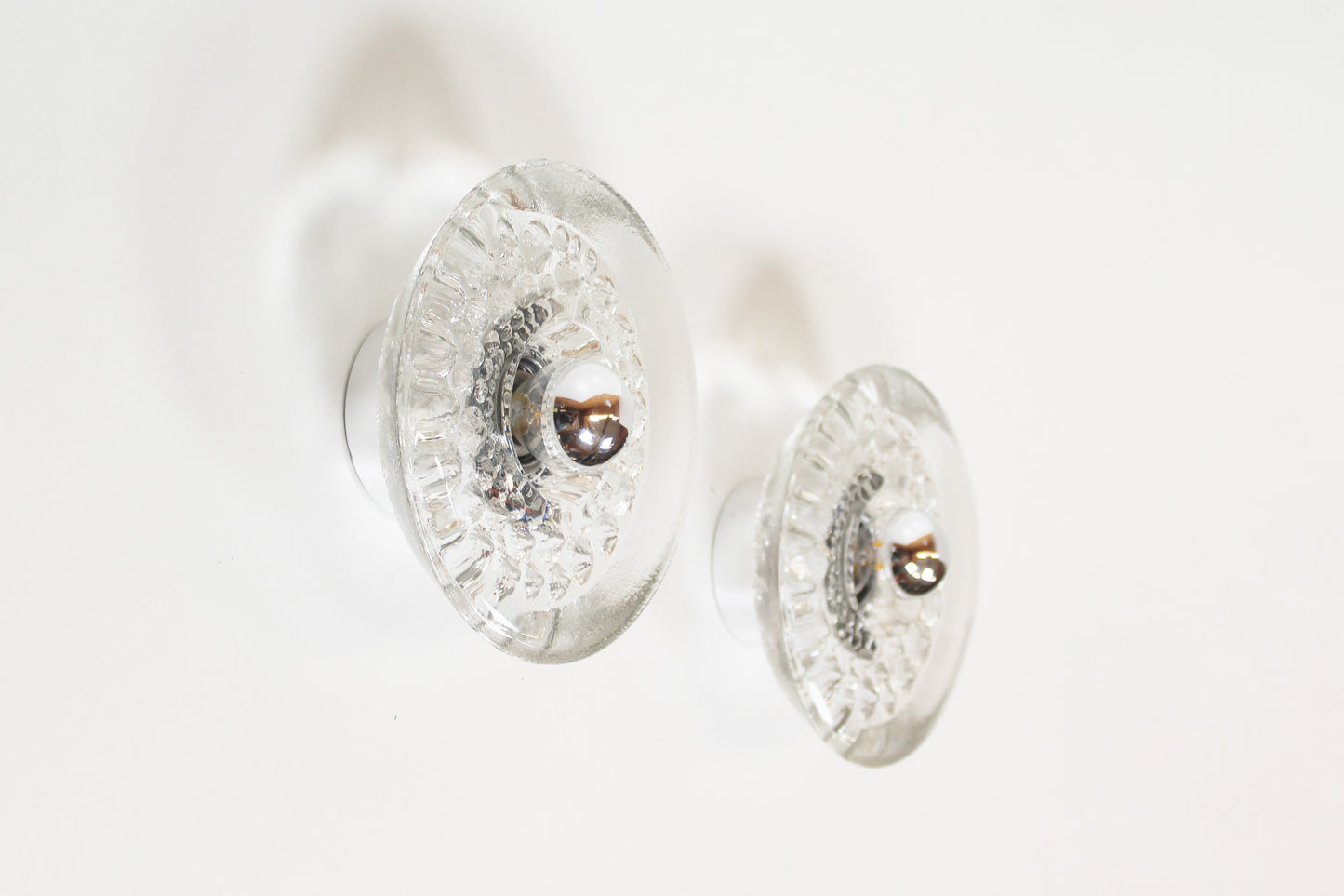 Koppel 'ijsglas' wandlampen door Peill & Putzler