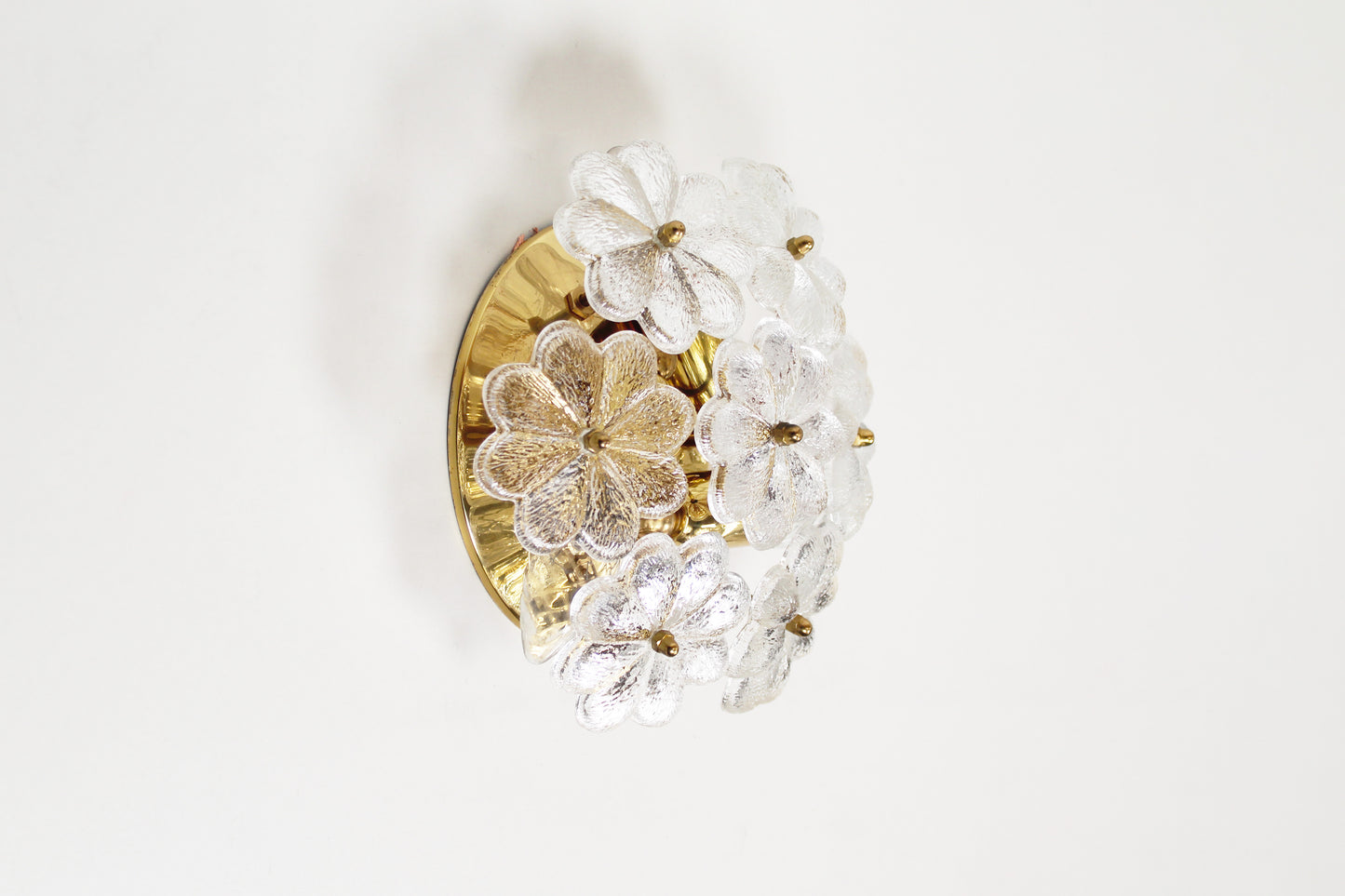 Petite messing en glazen wand- of plafondlamp door Ernst Palme