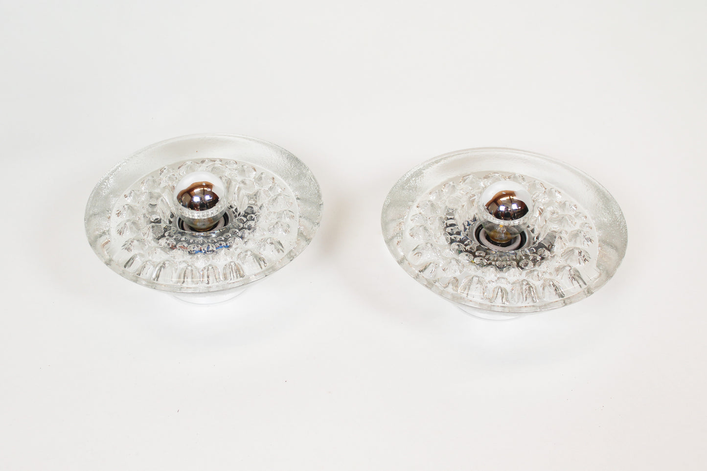 Koppel 'ijsglas' wandlampen door Peill & Putzler