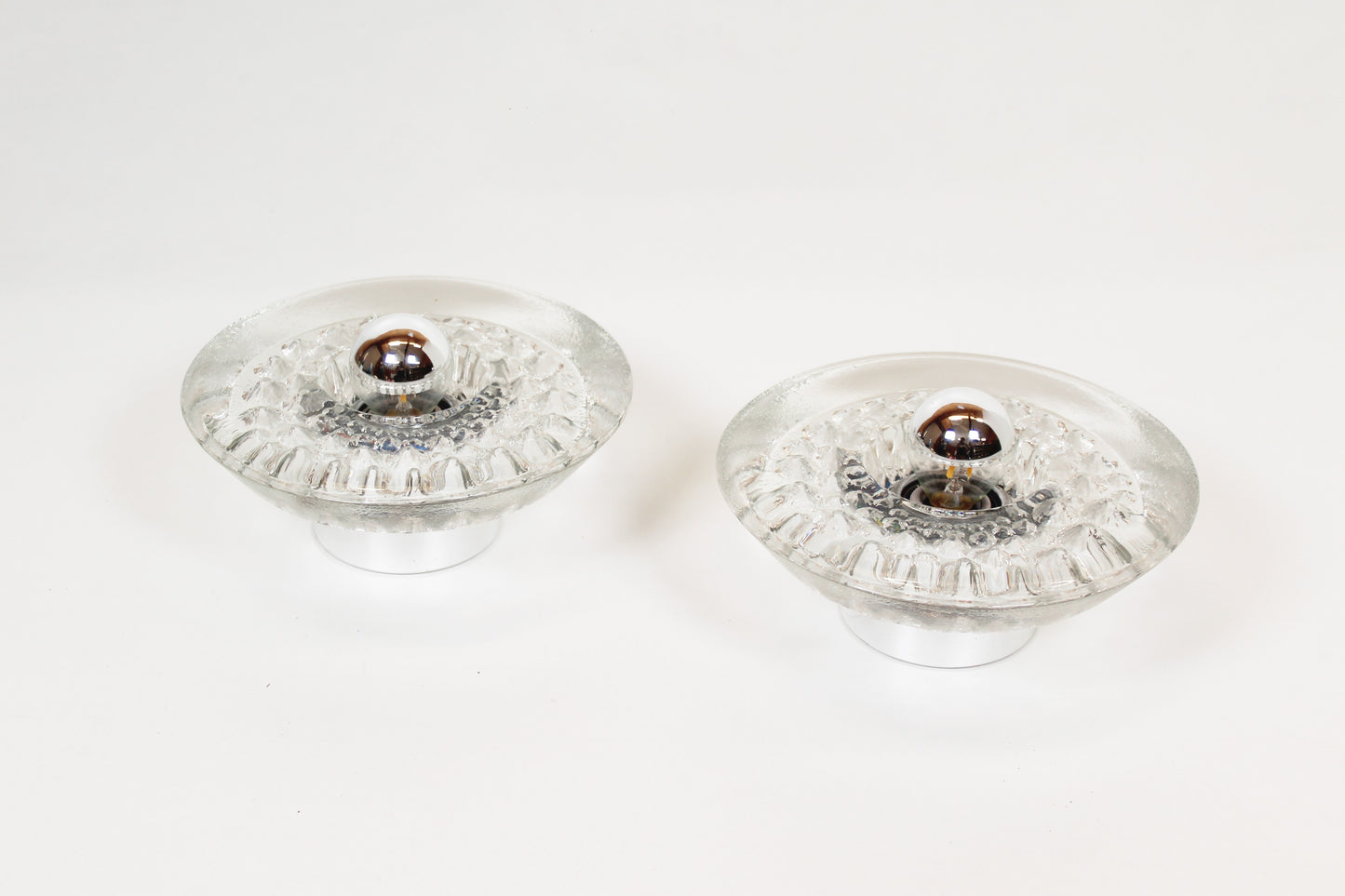 Koppel 'ijsglas' wandlampen door Peill & Putzler