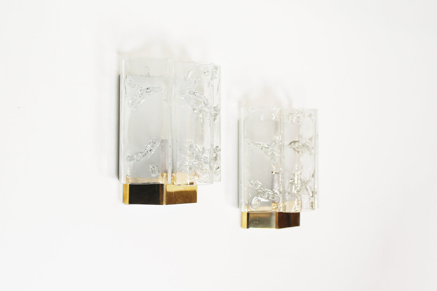 Koppel wandlampen in messing en glas door Doria Leuchten