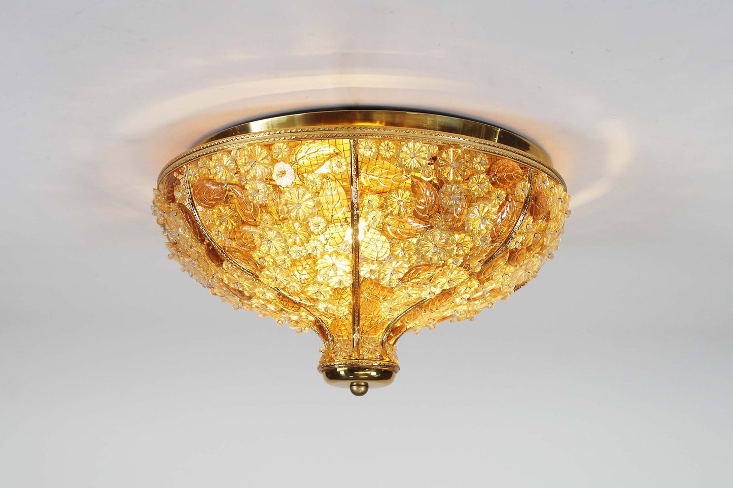 Zeldzame plafondlamp door Palwa in verguld messing en kristal