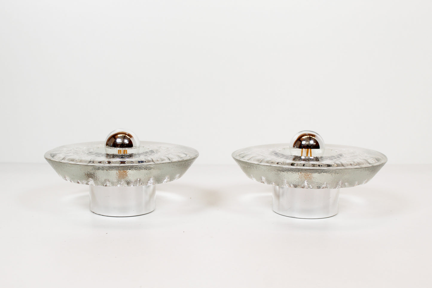 Koppel 'ijsglas' wandlampen door Peill & Putzler