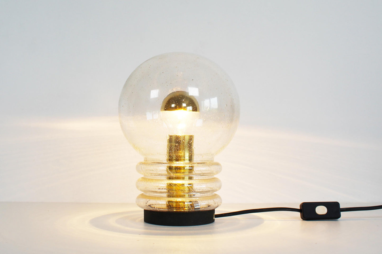 Tafellamp van bubbelglas en messing van Glashütte Limburg