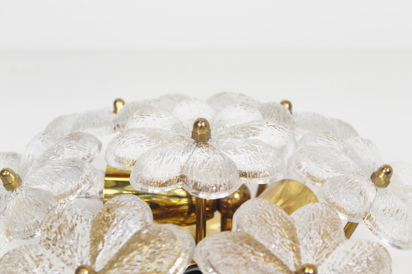 Petite messing en glazen wand- of plafondlamp door Ernst Palme