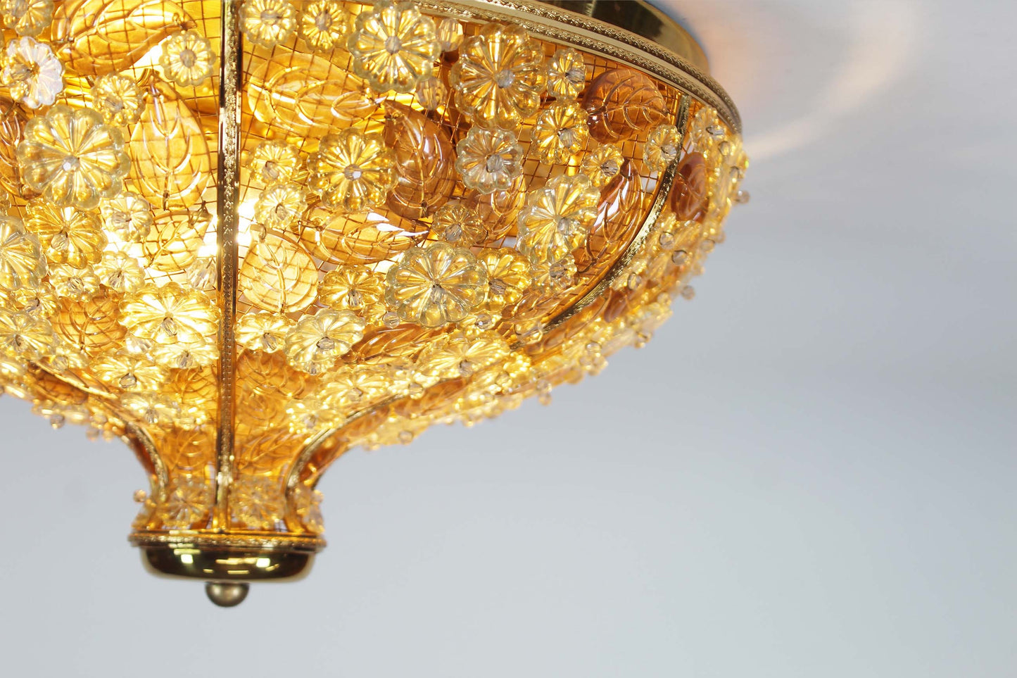 Zeldzame plafondlamp door Palwa in verguld messing en kristal