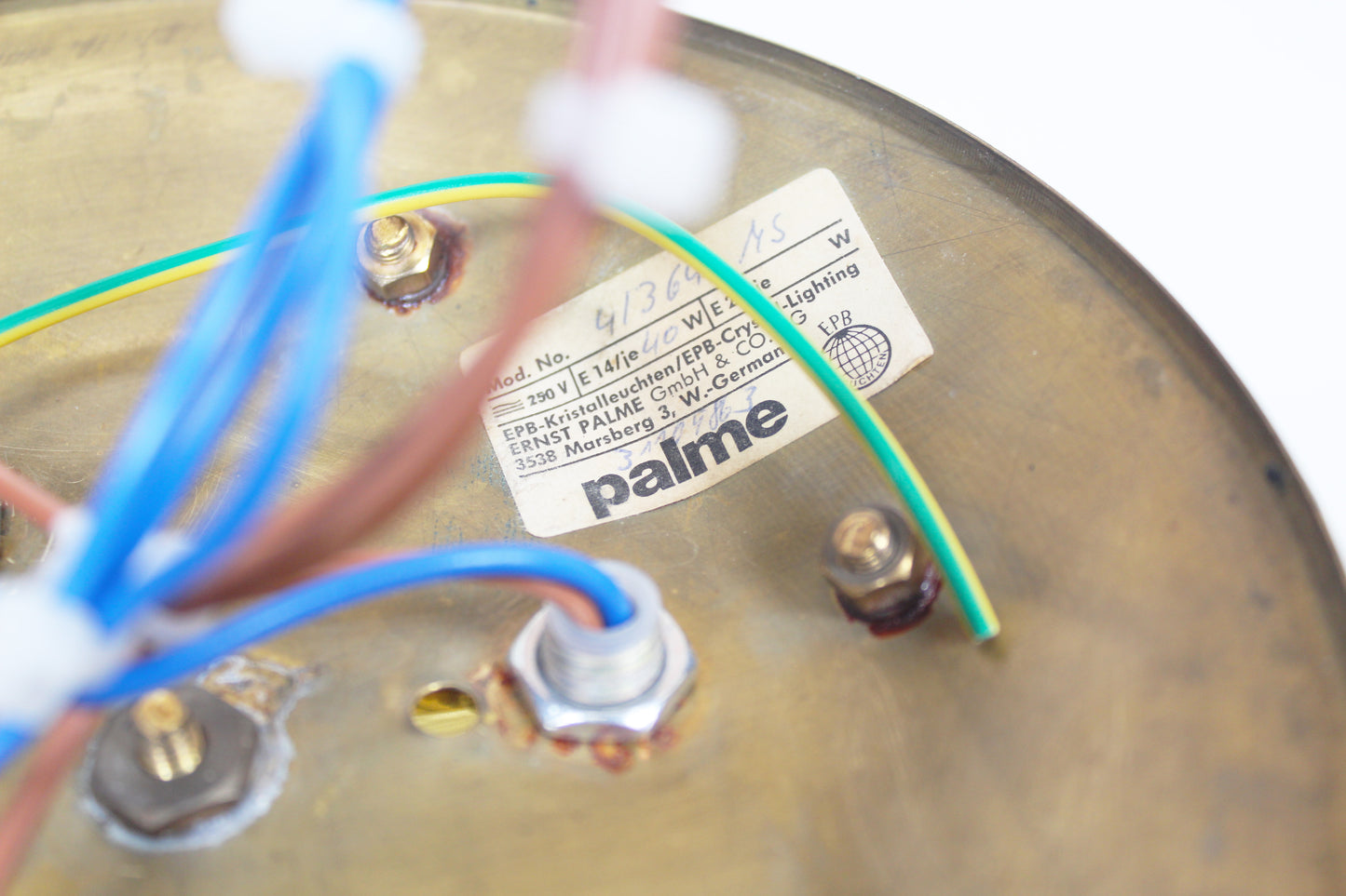 Petite messing en glazen wand- of plafondlamp door Ernst Palme