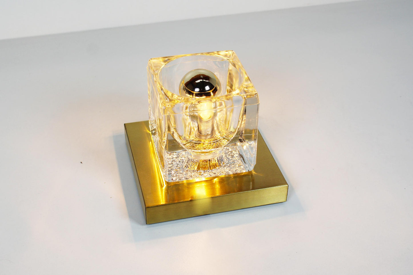 Wandlamp van messing en zwaar ijsglas door Peill & Putzler