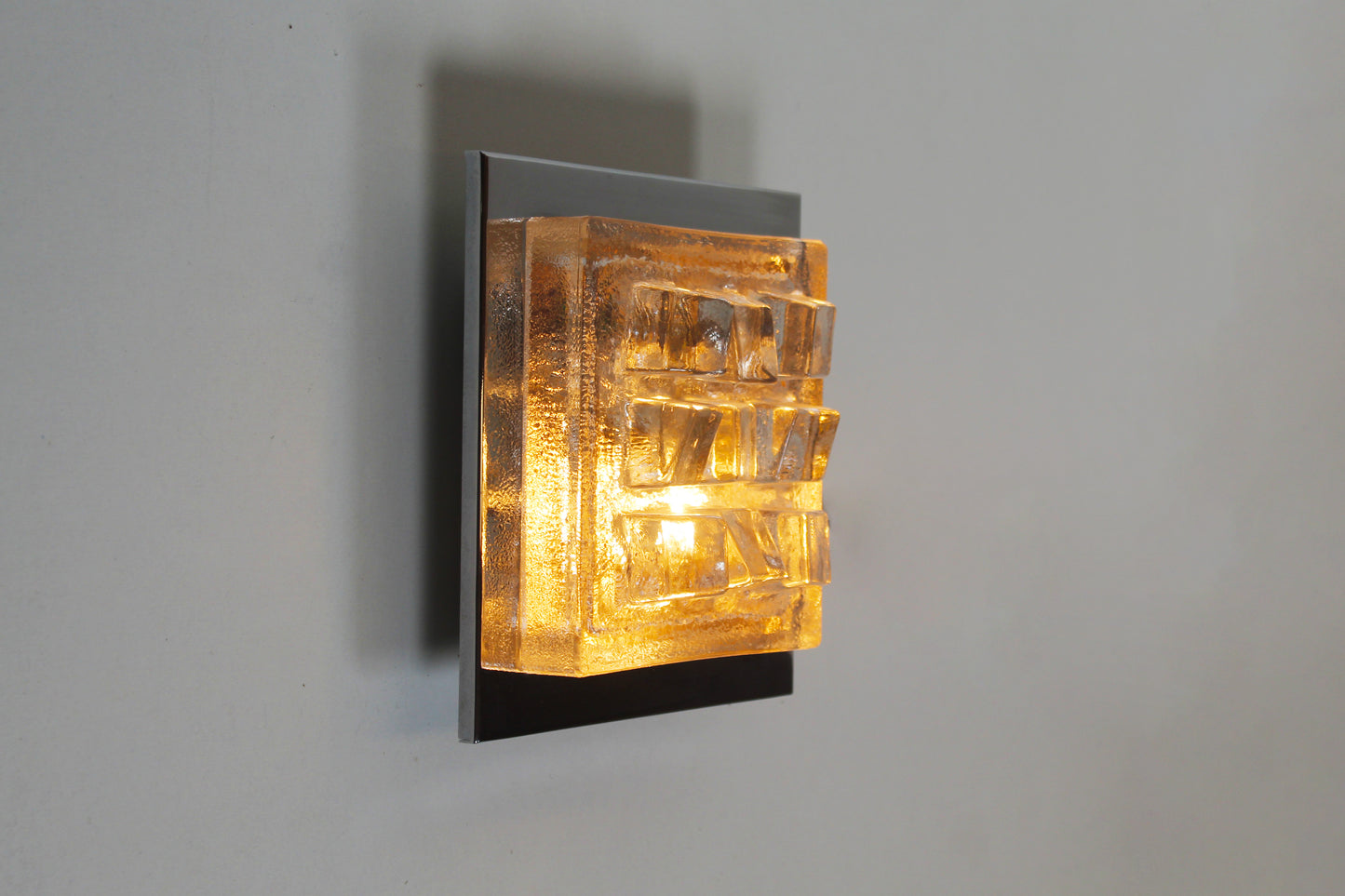 Brutalistische jaren 70 glazen wandlamp van Hillebrand