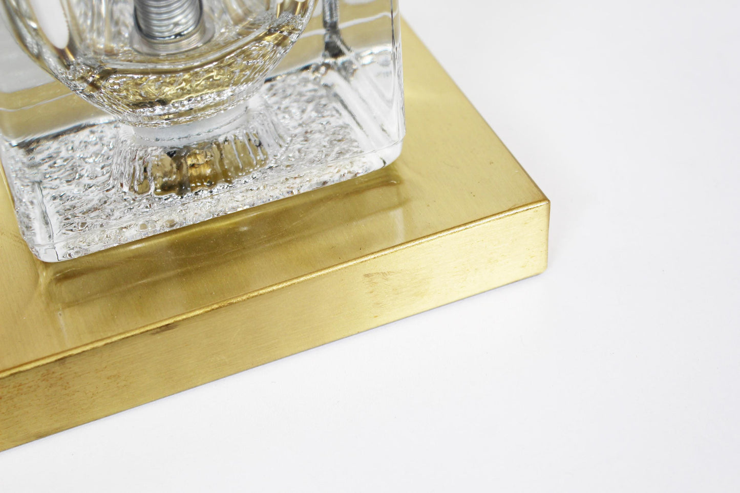Wandlamp van messing en zwaar ijsglas door Peill & Putzler